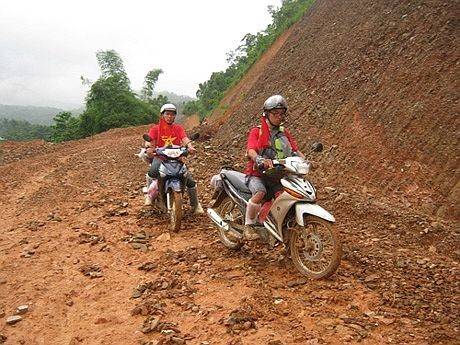 Những chiếc xe máy lấm lem bùn đất sau chuyến phượt offroad miền Bắc