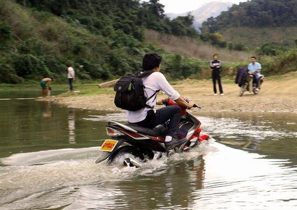 Trải nghiệm vượt suối khi đi phượt offroad miền Bắc đầy phấn khích