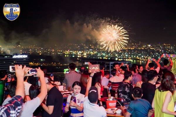 View toàn cảnh trung tâm Sài Gòn từ One Plus Beer Club