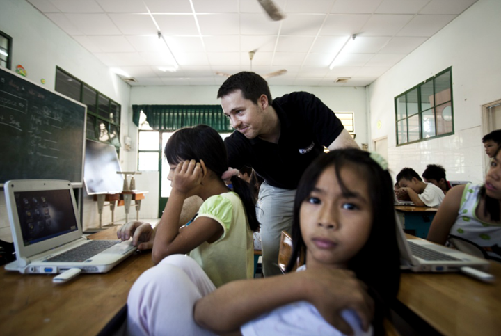 iVIVU.com đồng hành cùng Orphan Impact đem ánh sáng công nghệ tới trẻ em mồ côi