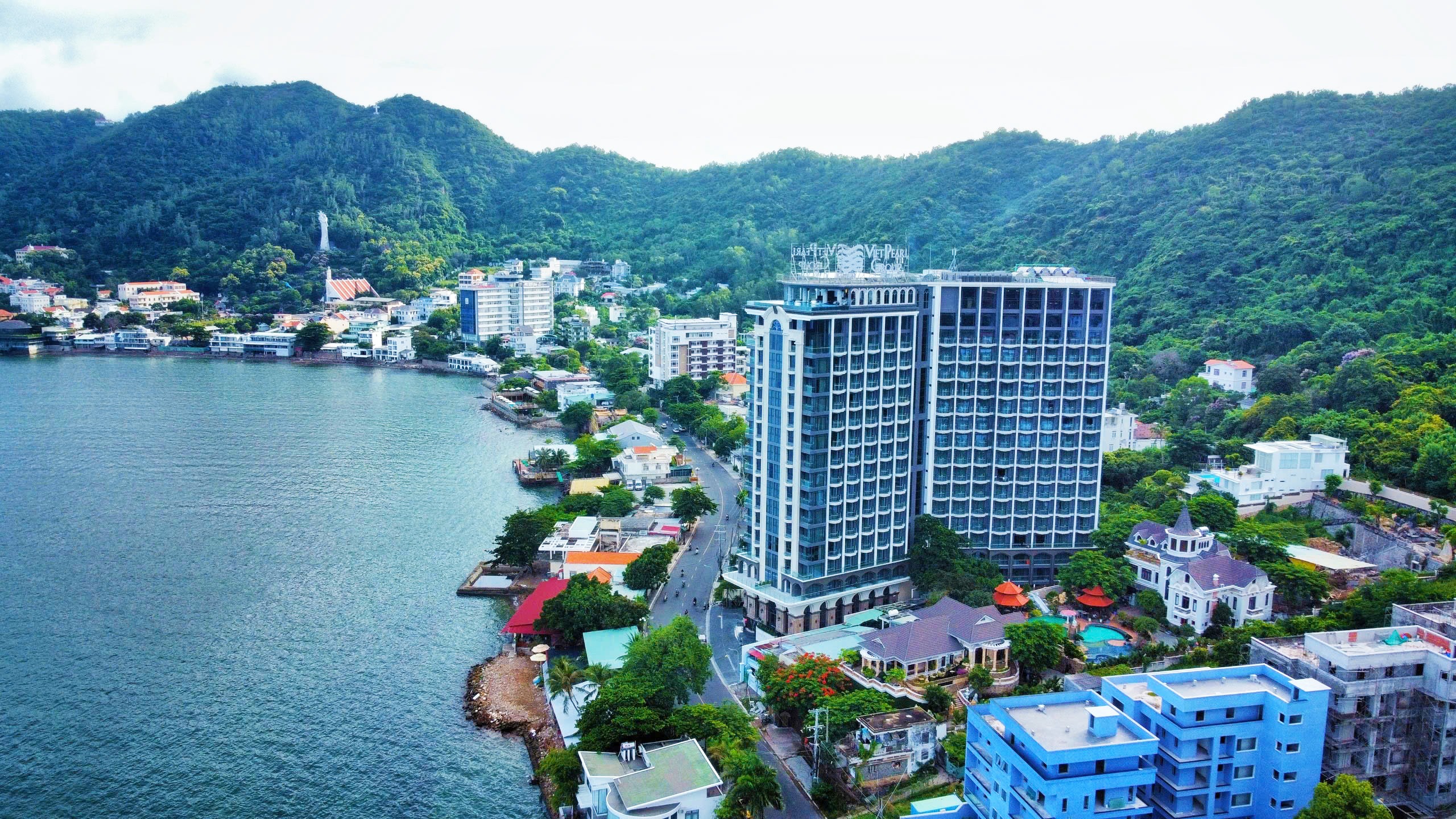 tòa nhà khách sạn mang kiến trúc châu âu hiện đại ven biển vũng tàu