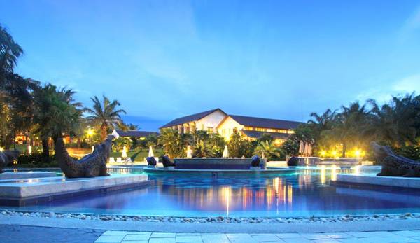Khu vực hồ bơi tại Palm Garden Beach Hội An