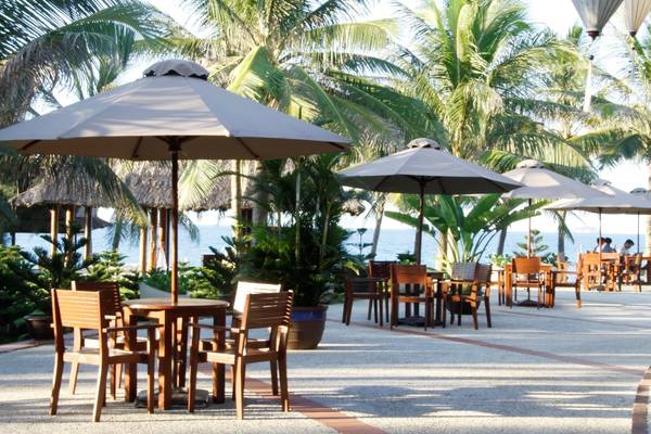 Nhà hàng Colibri hướng biển tại Palm Garden Beach Hội An