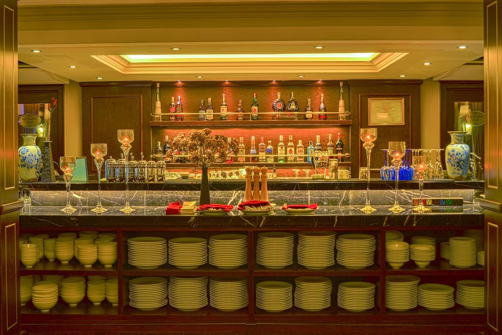 Không gian bar du thuyền Paradise Elegance Hạ Long