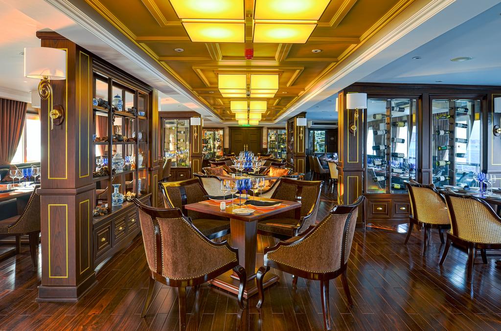 Nhà hàng trên du thuyền Paradise Elegance Hạ Long