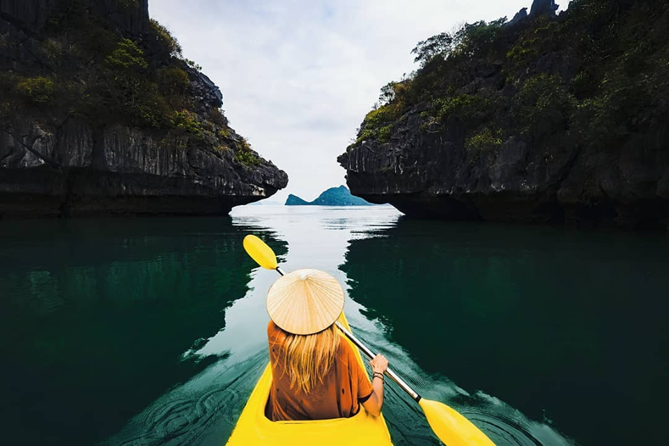 Du thuyền Paradise Luxury Hạ Long trên vịnh