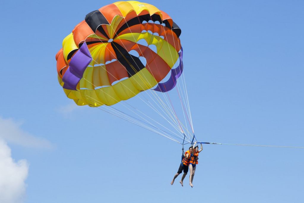 Parasailing ngắm vịnh Nha Trang
