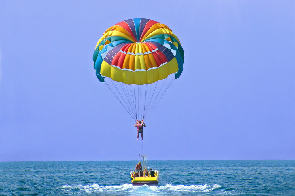 Parasailing vui chơi dưới nước Nha Trang