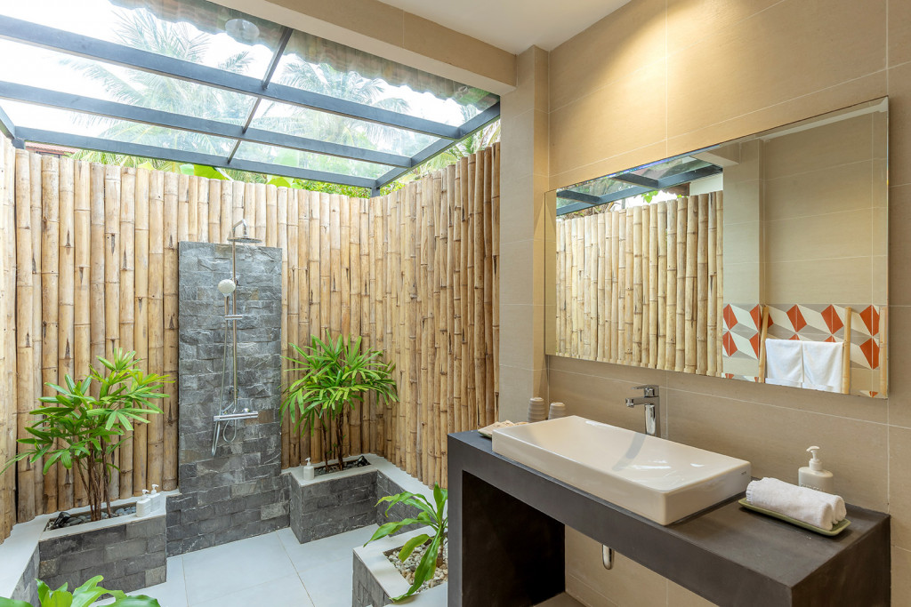 Bãi cát trắng mịn trải dài gần khu nghỉ dưỡng Pax Ana Dốc Lết