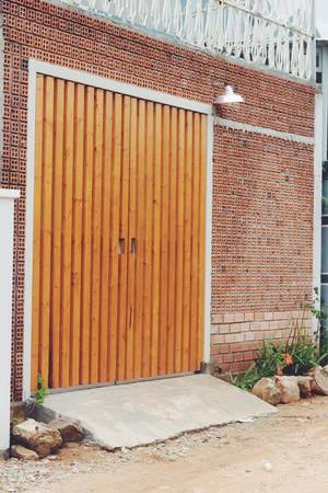 Peace House Phú Quốc nằm khiêm tốn trong một con đường nhỏ vắng vẻ thuộc phường 10, cách chợ Dương Đông khoảng 10 phút đi xe máy.
