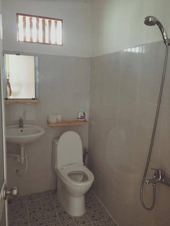 Peace House Phú Quốc có toilet riêng cho mỗi phòng