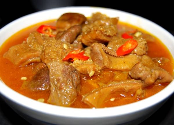 Phá lấu lòng bò chấm bánh mì thơm ngon