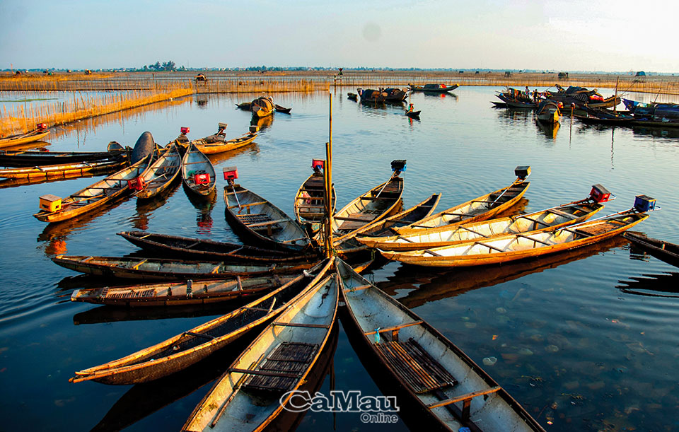 Thuyền chài trên đầm phá Tam Giang