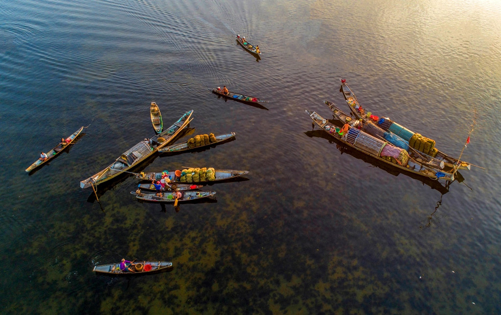 Bình minh rực rỡ trên đầm phá