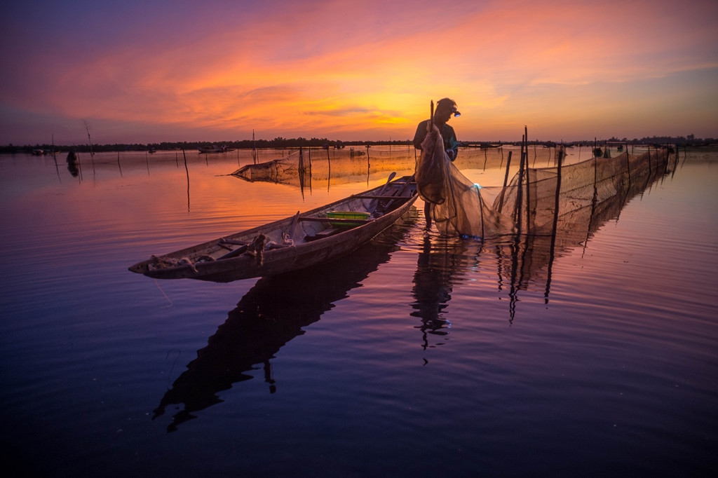 Ngư dân đánh cá trên phá