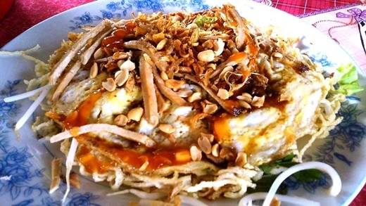 Pizza hủ tiếu giòn tan tại chợ Cái Răng