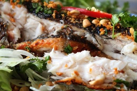 Thưởng thức cá lóc nướng trui tại bến Ninh Kiều