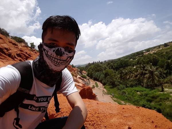 Trở về TP Phan Thiết, địa điểm cuối cùng chúng tôi thăm thú đó là suối Tiên. Bạn sẽ có một trải nghiệm tuyệt vời với dòng nước chỉ khoảng chừng ở mắt cá chân.