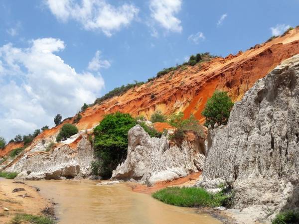 Đi một ngày đàng học một sàng khôn. Phan Thiết vốn nổi tiếng về biển với những bãi biển đẹp trải dài Mũi Né, Hòn Gơm... Nhưng lần đi và đến này làm chúng tôi cảm thấy trải lòng với những cung đường cát vàng, cát trắng với cái gió của những cung đường ven biển.