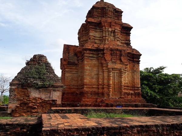 Mất khoảng 1 tiếng 30 phút để di chuyển từ hải đăng Kê Gà đến TP Phan Thiết. Chúng tôi quyết định di chuyển về Hoà Thắng để tham quan đồi cát bay. Trên đường đi, chúng tôi dừng chân tại một địa điểm chắc hẳn những ai thích lịch sử và những nét văn hoá độc đáo sẽ rất thích - Tháp Chàm của người Chăm.