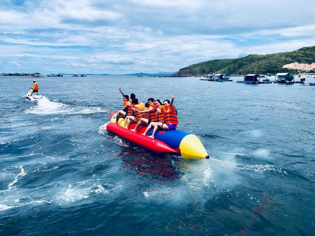 Cưỡi phao chuối vui chơi dưới nước Nha Trang