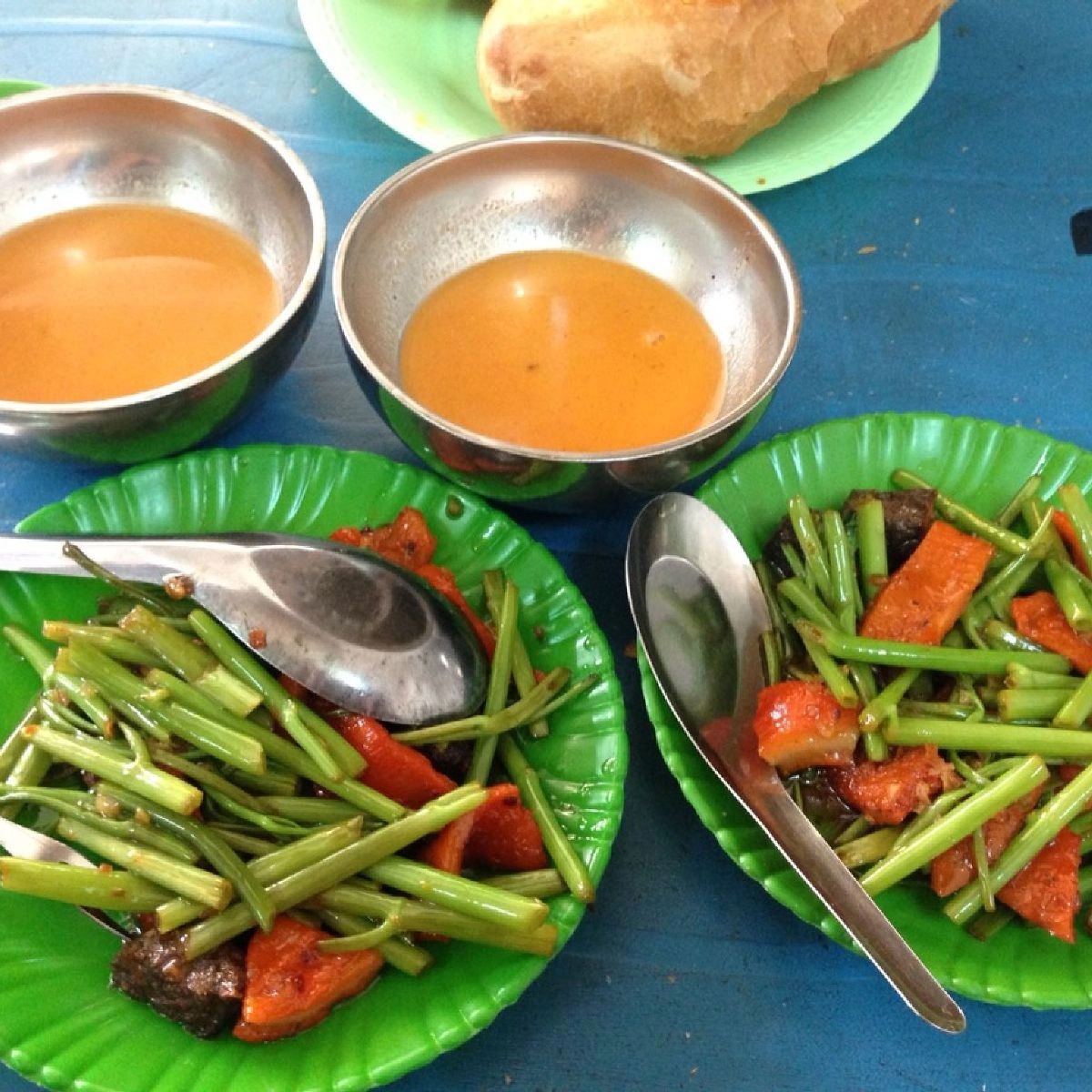 Phá lấu chiên chợ Bà Chiểu giòn ngon