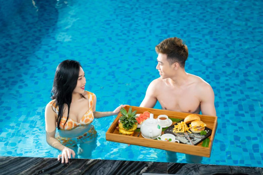 Dùng bữa sáng dưới hồ bơi tại DeLaSea Hạ Long