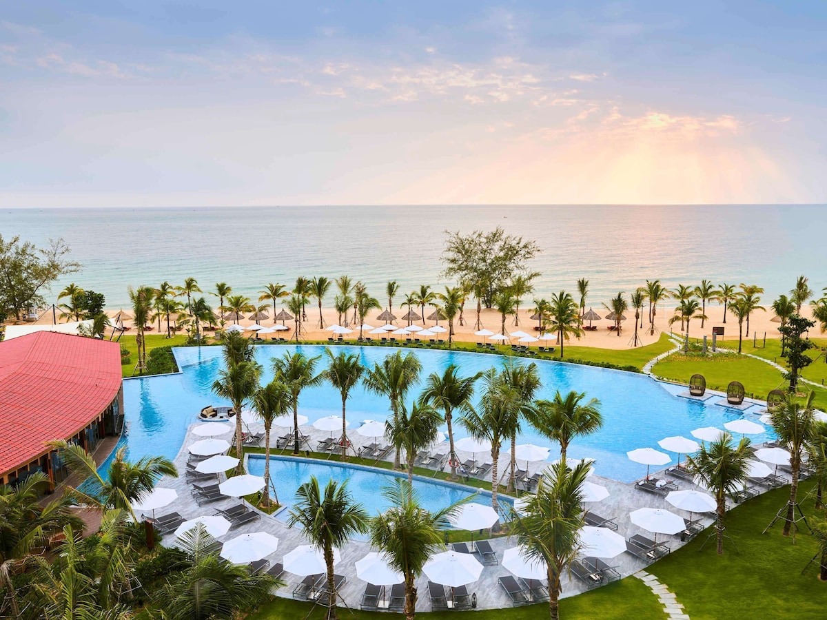 Khu nghỉ dưỡng Movenpick Waverly Phú Quốc nằm bên bờ biển Ông Lang.