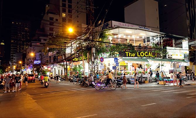 Khách nước ngoài tại phố Tây Nha Trang