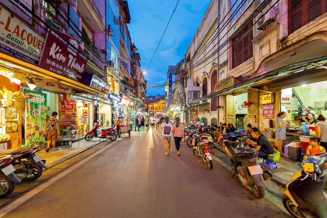 Phố Tạ Hiện gần Hồ Gươm Hà Nội