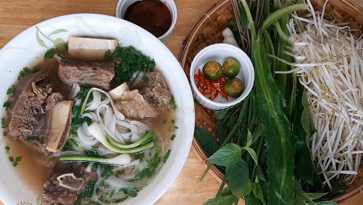 Phở bò món ăn Việt Nam đặc trưng