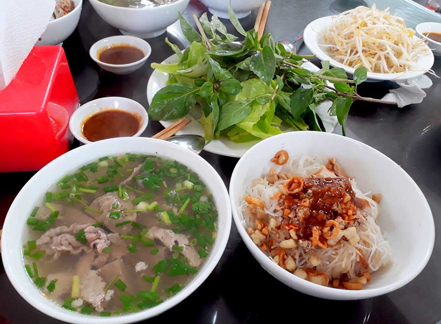 Tô nước dùng nóng hổi kèm phở khô Gia Lai