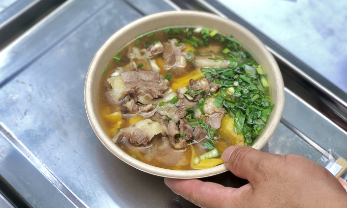 Bát phở ngô Hà Giang phục vụ thực khách trong festival