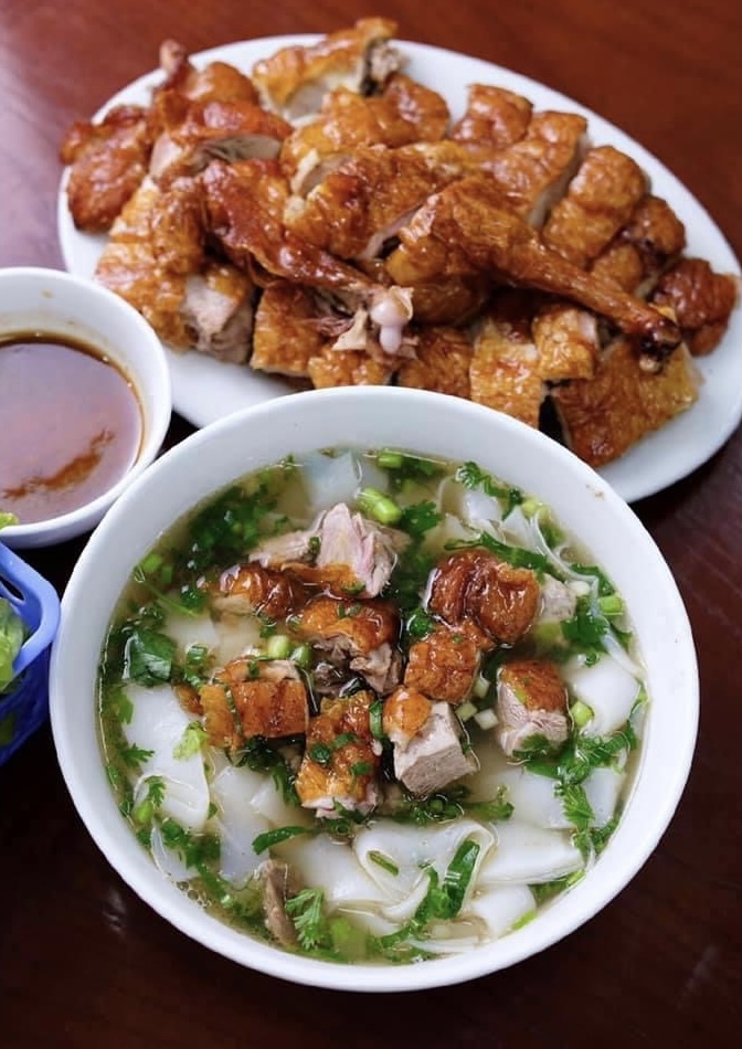 Bát phở vịt quay Lạng Sơn nổi bật với thịt vịt nâu óng