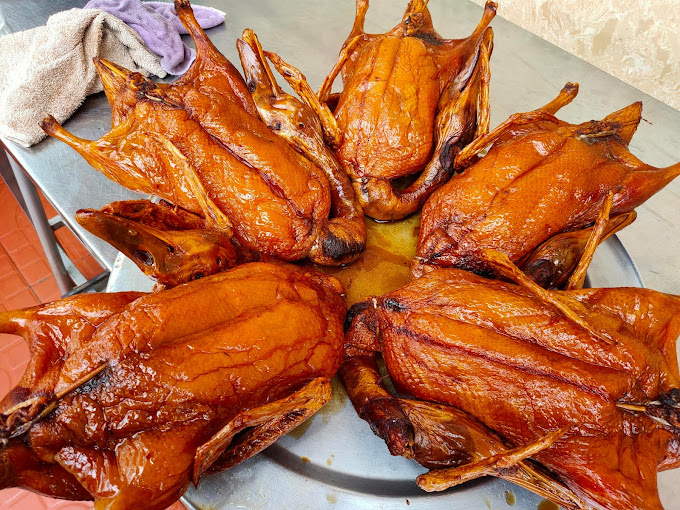 Nước dùng đậm đà của phở vịt quay Lạng Sơn