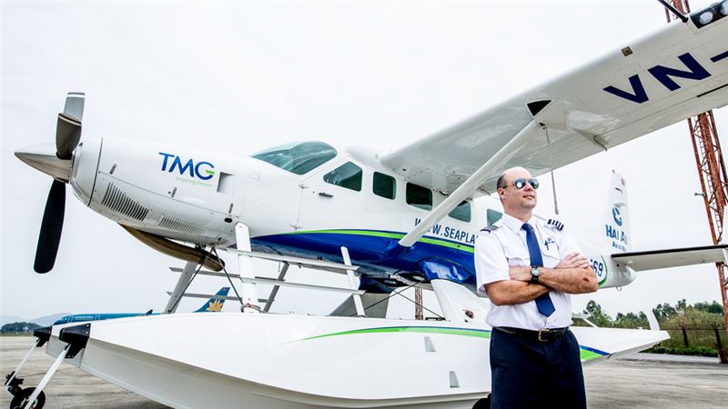 Thủy phi cơ Hạ Long đang bay trên vịnh