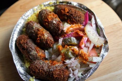 Doner kebab New York Mỹ với thịt xếp chồng rau diếp cà chua và falafel
