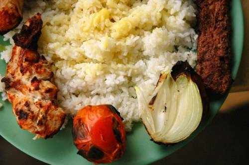 Kebab Quezon Philippines với thịt xiên rau củ và cơm
