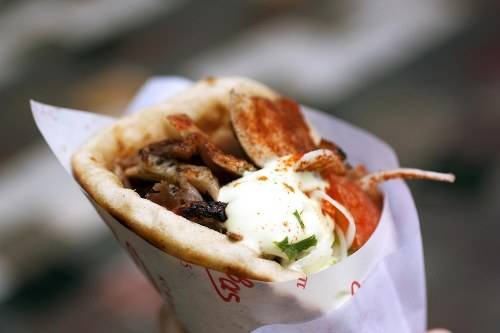 Souvlaki Athens Hy Lạp với bánh mì pita, tzatziki và khoai tây chiên