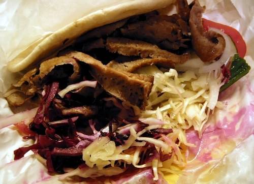 Kebab London Anh với thịt cừu gà bò và nhiều tỏi trong bánh pita