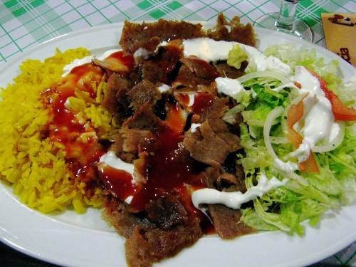 Doner kebab Madrid Tây Ban Nha ăn trên đĩa với rau cơm và sốt