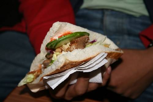TP HCM, Việt Nam Ở TP HCM, món ngon có nguồn gốc từ Thổ Nhĩ Kỳ được gọi là bánh mì doner kebab. Đây là một món ăn đường phố phổ biến mà người dân địa phương rất yêu thích. Thay vì dùng thịt cừu hay bò, người Việt sử dụng thịt lợn để làm doner kebab. Phần thịt được cho lên trên cùng các loại rau thơm, sốt ớt, ăn kèm với bánh mì baguette.