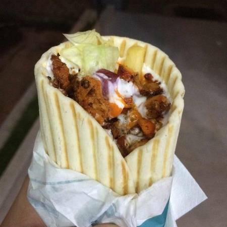 Mumbai, Ấn Độ: Shawarma là tên mà người Ấn Độ gọi phiên bản doner kebab của mình. Nguyên liệu món ăn bao gồm thịt gà, rau diếp, cà rốt, khoai tây chiên, củ cải đường, rưới thêm nước sốt cực cay và mayonnaise tỏi.
