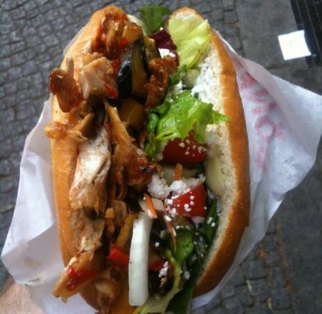 Berlin, Đức: Tại Berlin, doner kebab do người Thổ Nhĩ Kỳ chế biến. Đây là một món ăn đường phố mà bạn có thể thưởng thức ở bất kỳ thời điểm nào trong ngày, nhưng phổ biến nhất là về đêm. Một chiếc doner kebab gồm thịt thái lát như thịt bê, gà hoặc heo, cùng hành, rau diếp, cà chua, cải bắp đỏ, nước sốt nóng ăn kèm bánh mì và vừng.