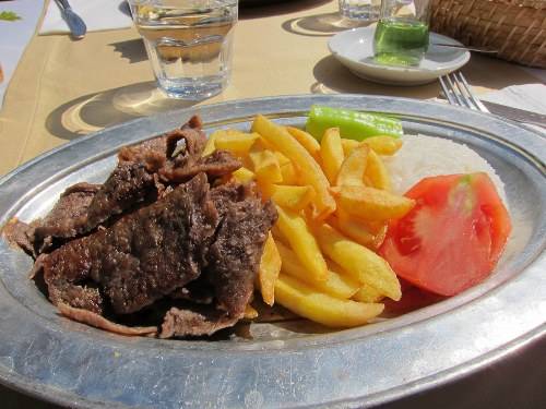 Istanbul, Thổ Nhĩ Kỳ: Về với quê hương của doner kebab, bạn có thể thưởng thức món thịt thơm ngon này mọi lúc, mọi nơi với khoai tây chiên, cà chua và sốt sữa chua.