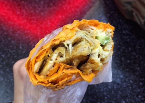 Moscow, Nga: Người Nga gọi món này là Shaurma hoặc Shaverma và thường ăn vào bữa trưa hoặc tối. Doner kebab ở Moscow gồm thịt thái lát, các loại rau kẹp trong một chiếc bánh mì dẹt lavash. Người Nga còn có thói quen cho thêm mù tạt và tương cà chua khi thưởng thức món ăn này.