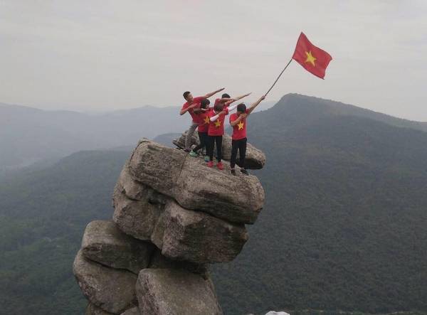 Phiến đá sống ảo tại núi Đá Chồng Quảng Ninh