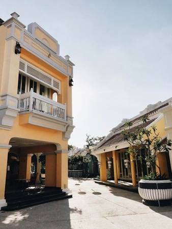 Góc phố cổ Hội An tái hiện trong phim trường Phú Quốc với tường vàng và mái ngói