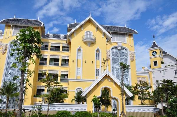 Được thiết kế dựa trên ý tưởng về một trưởng đại học 100 năm tuổi, JW Marriott Emerald Bay Phú Quốc khiến du khách như trở về thời cắp sách tới trường với thời khóa biểu và bài tập.