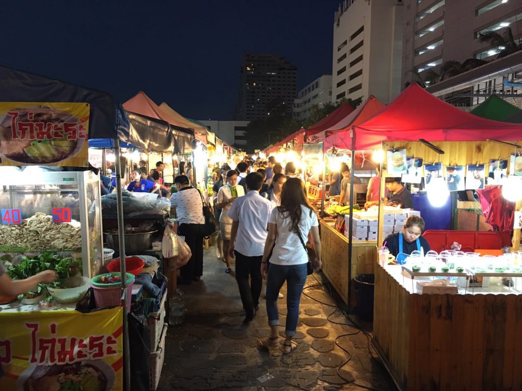 Phố ẩm thực Bangkok Talad Rot Fai